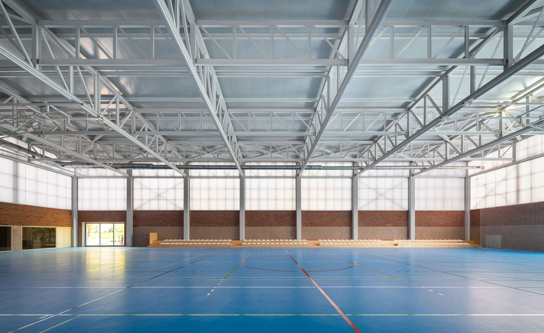 "Carlos Soria" Sports Hall by ABLM arquitectos. Photograph by Gabriel Gallegos.