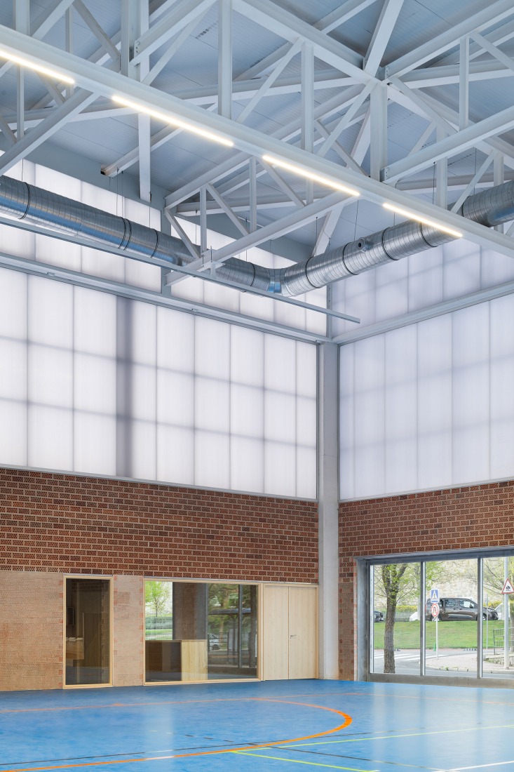 "Carlos Soria" Sports Hall by ABLM arquitectos. Photograph by Gabriel Gallegos.