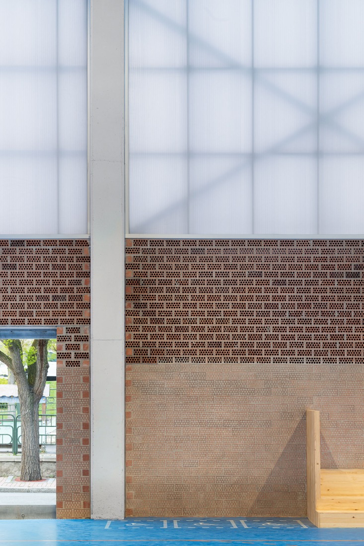 "Carlos Soria" Sports Hall by ABLM arquitectos. Photograph by Gabriel Gallegos.
