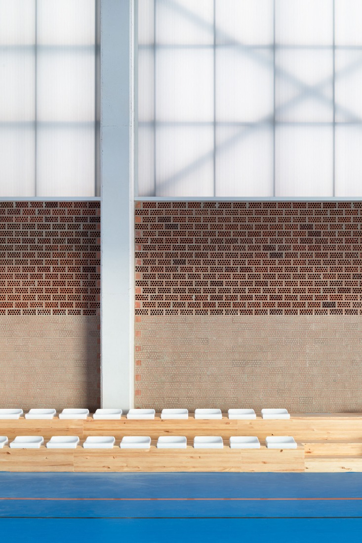 "Carlos Soria" Sports Hall by ABLM arquitectos. Photograph by Gabriel Gallegos.