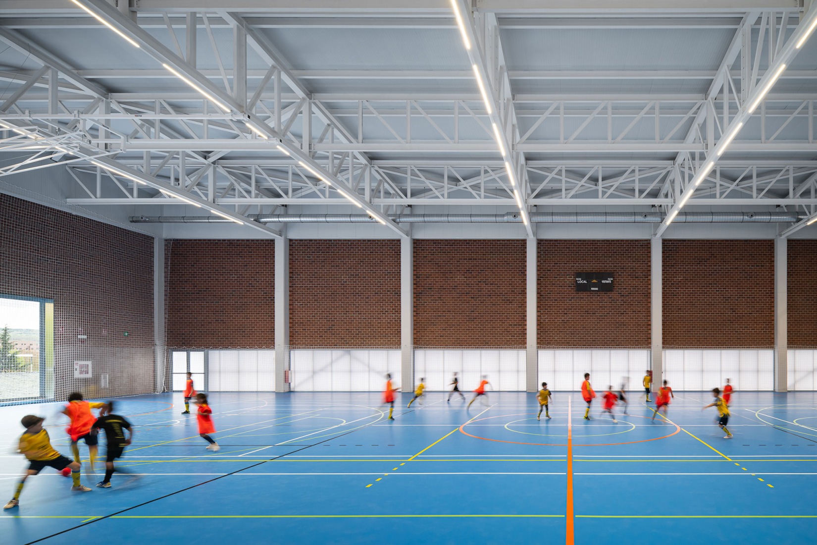 "Carlos Soria" Sports Hall by ABLM arquitectos. Photograph by Gabriel Gallegos.