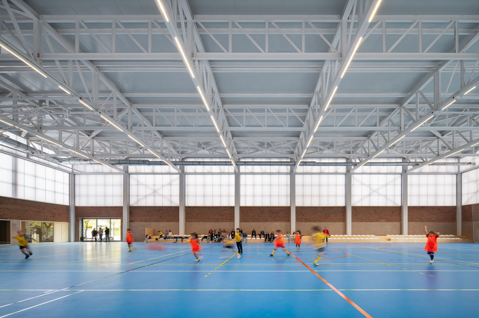 "Carlos Soria" Sports Hall by ABLM arquitectos. Photograph by Gabriel Gallegos.