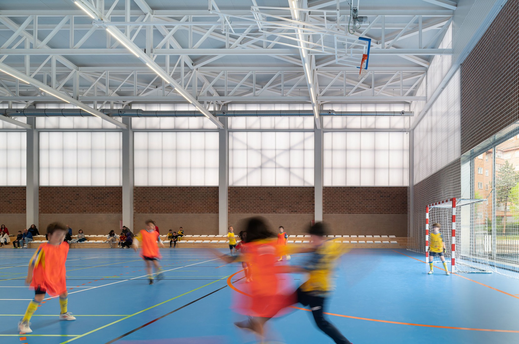 "Carlos Soria" Sports Hall by ABLM arquitectos. Photograph by Gabriel Gallegos.