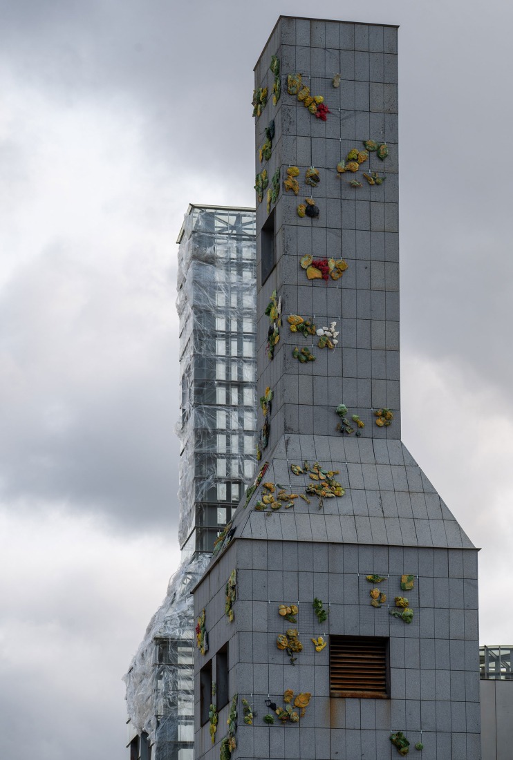 Work process. Intervention in the Hejduk Towers by Basurama collective. Photograph by Manuel G Vicente. 