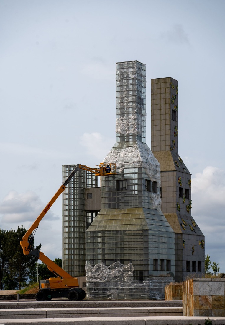 Work process. Intervention in the Hejduk Towers by Basurama collective. Photograph by Manuel G Vicente. 