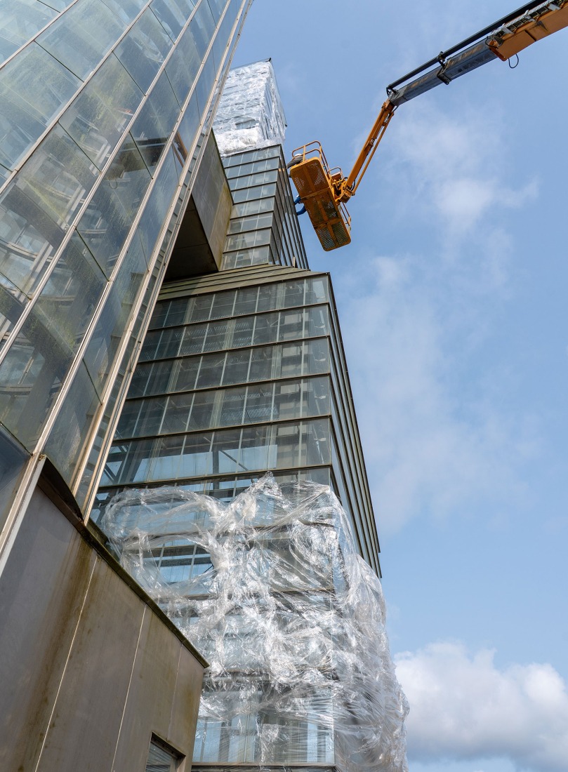 Work process. Intervention in the Hejduk Towers by Basurama collective. Photograph by Manuel G Vicente. 
