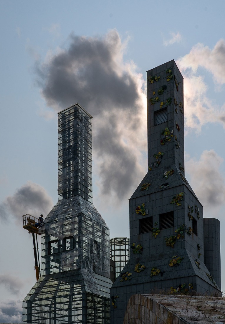 Work process. Intervention in the Hejduk Towers by Basurama collective. Photograph by Manuel G Vicente. 
