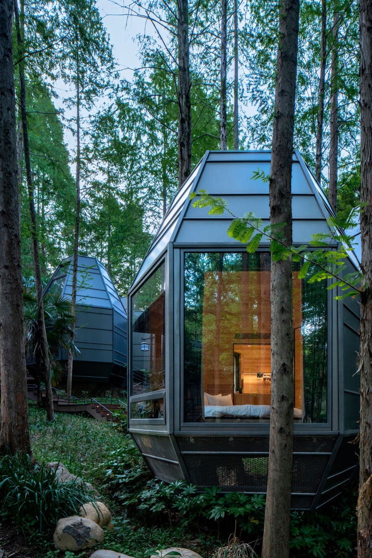 Dongmingshan Senyu Hotel by GLA Architects. Photography by Chen Xi Studio.