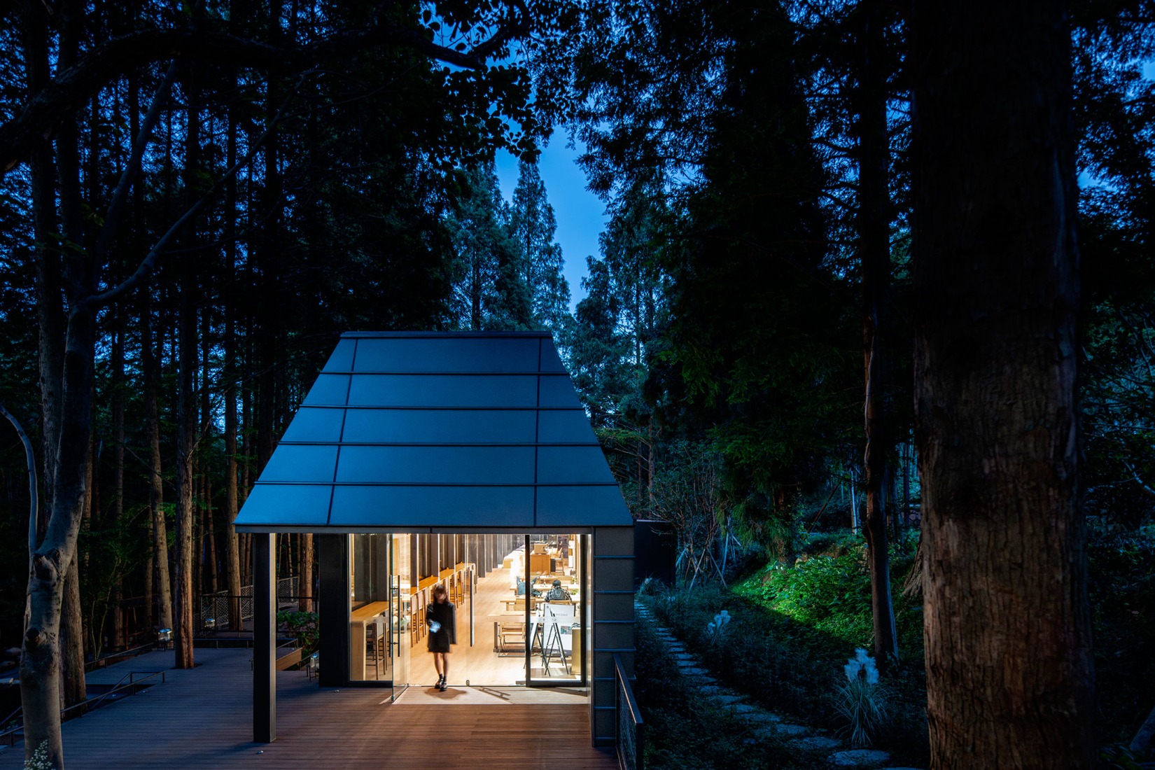 Dongmingshan Senyu Hotel by GLA Architects. Photography by Chen Xi Studio.