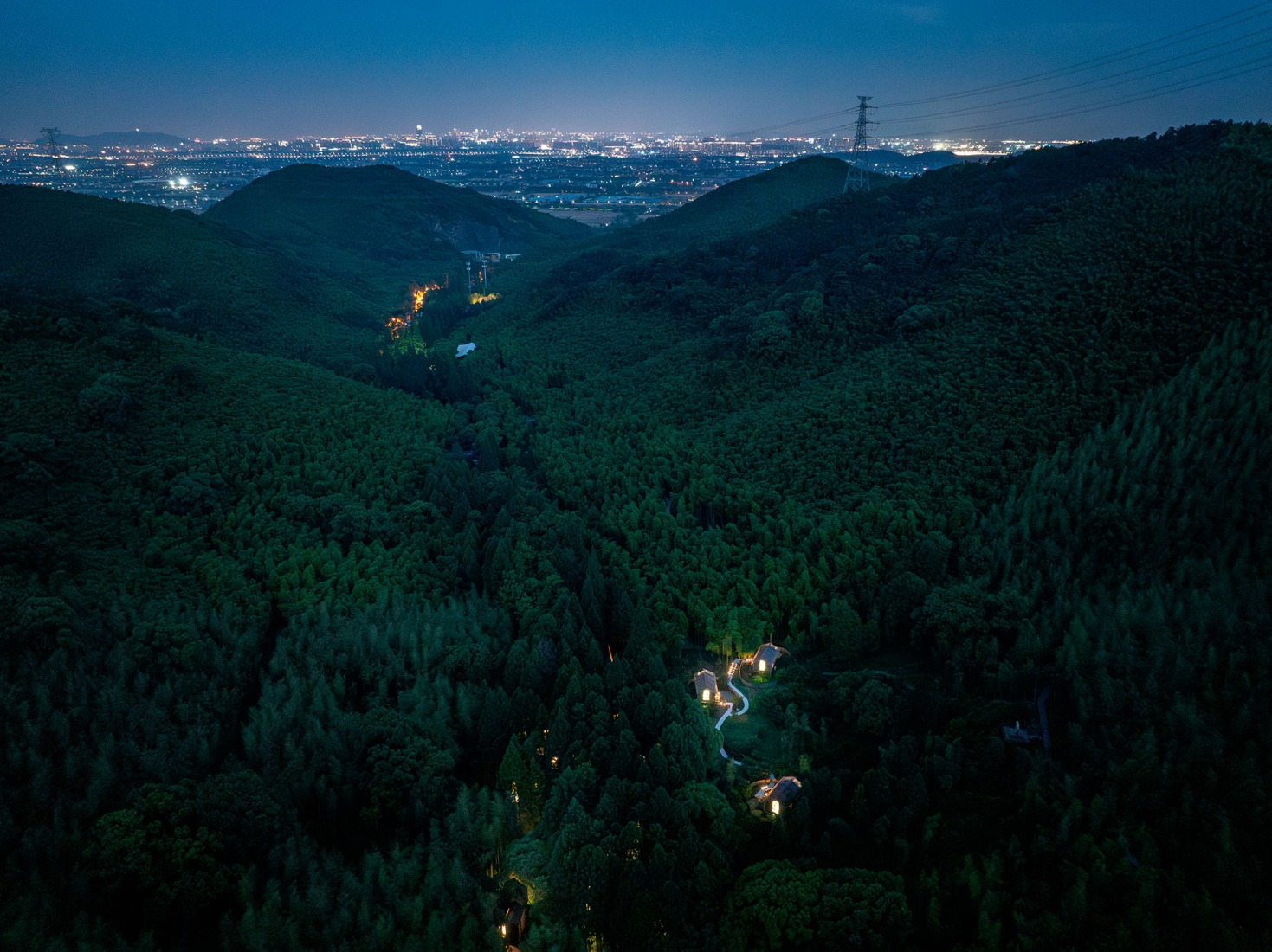 Dongmingshan Senyu Hotel by GLA Architects. Photography by Chen Xi Studio.