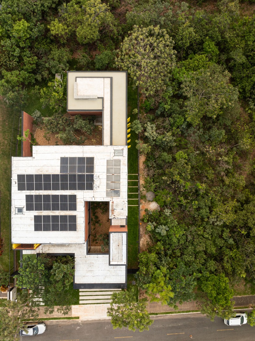 7 Trees House by Hersen Mendes Arquitetura. Photograph by Joana França.