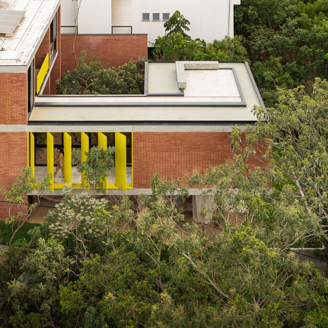 7 Trees House by Hersen Mendes Arquitetura. Photograph by Joana França.