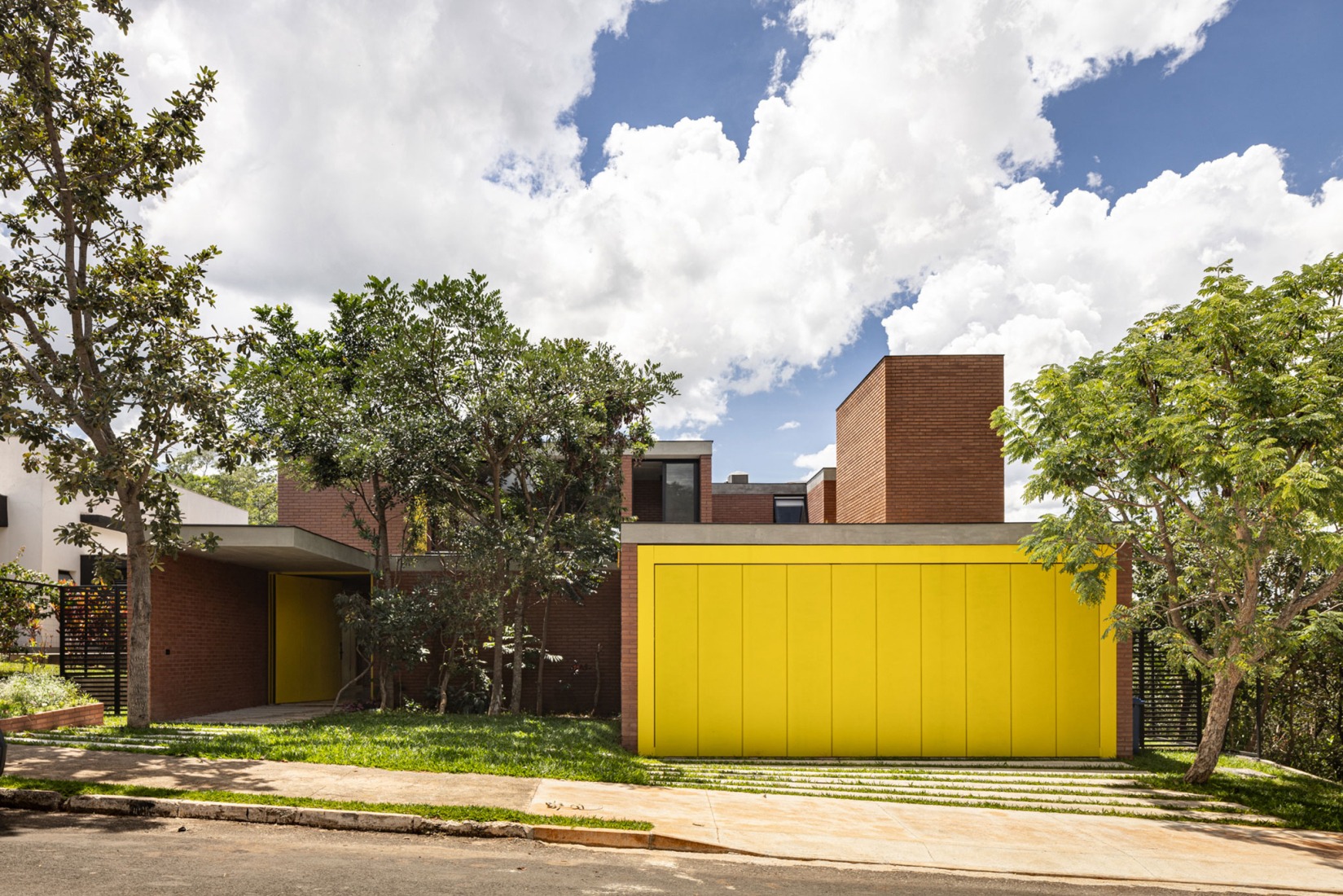 7 Trees House by Hersen Mendes Arquitetura. Photograph by Joana França.