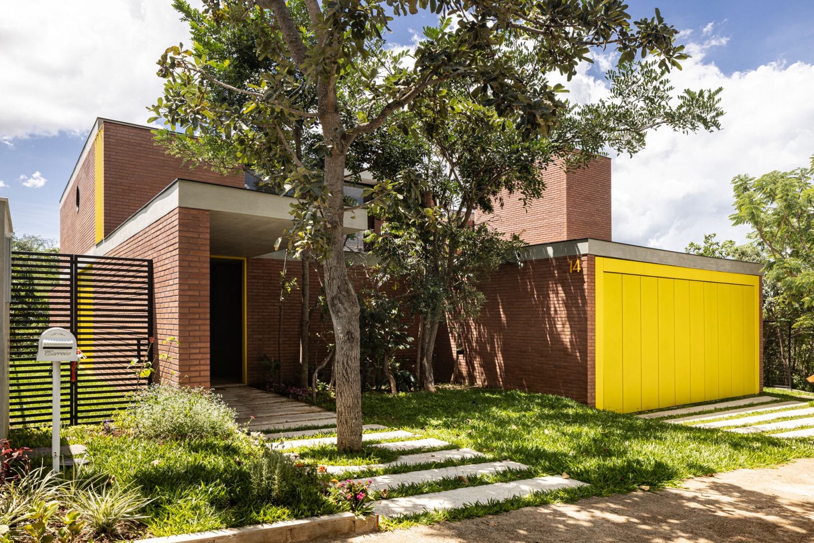 7 Trees House by Hersen Mendes Arquitetura. Photograph by Joana França.