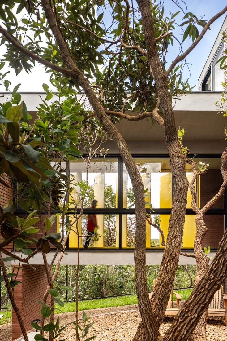 7 Trees House by Hersen Mendes Arquitetura. Photograph by Joana França.