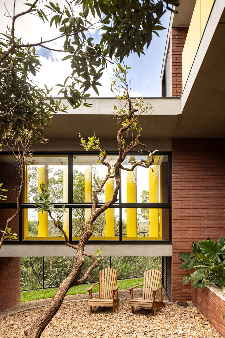 7 Trees House by Hersen Mendes Arquitetura. Photograph by Joana França.
