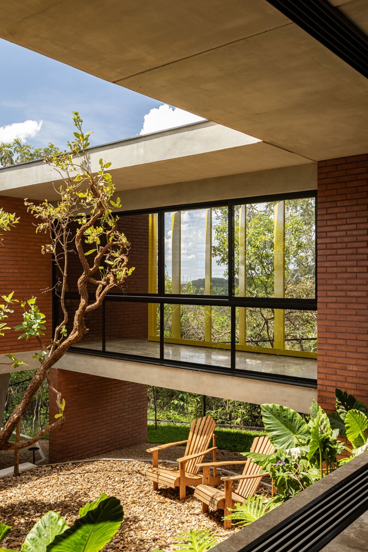 7 Trees House by Hersen Mendes Arquitetura. Photograph by Joana França.