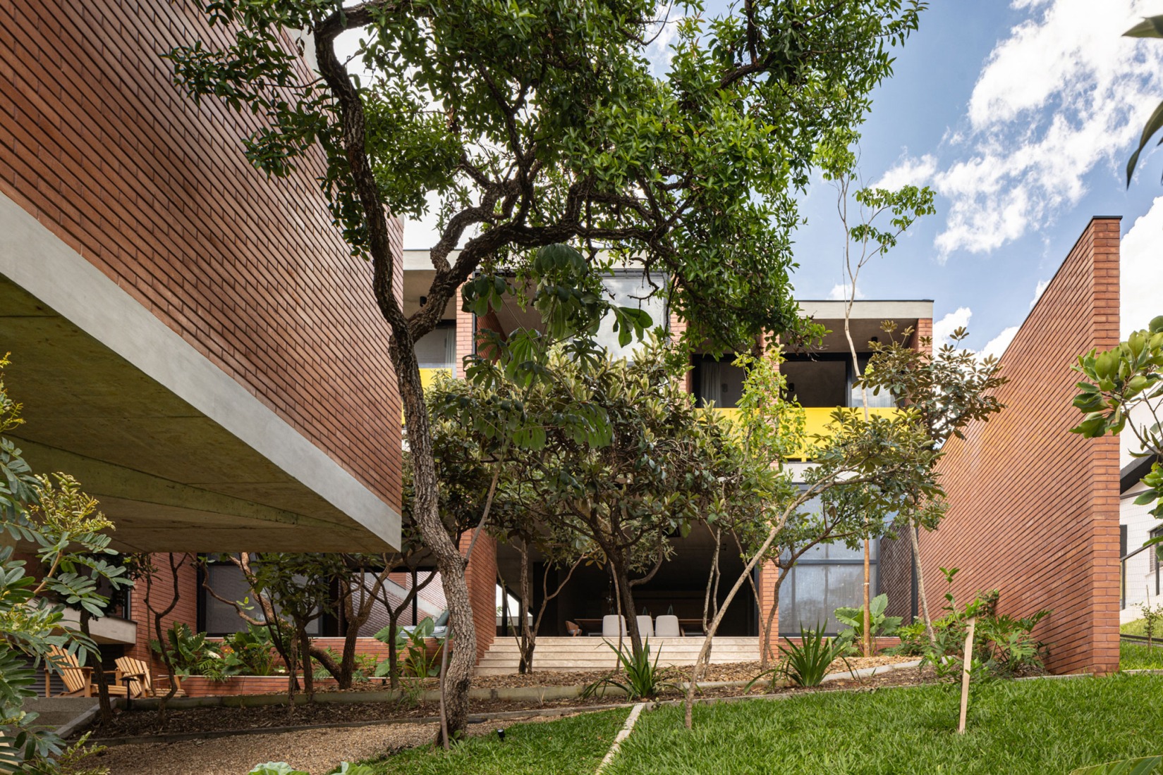 7 Trees House by Hersen Mendes Arquitetura. Photograph by Joana França.