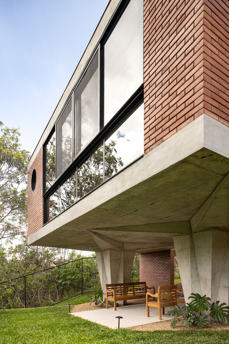 7 Trees House by Hersen Mendes Arquitetura. Photograph by Joana França.