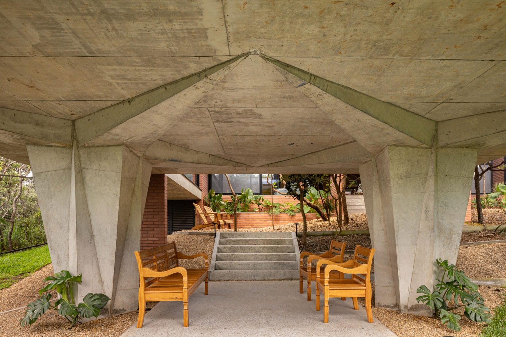 7 Trees House by Hersen Mendes Arquitetura. Photograph by Joana França.