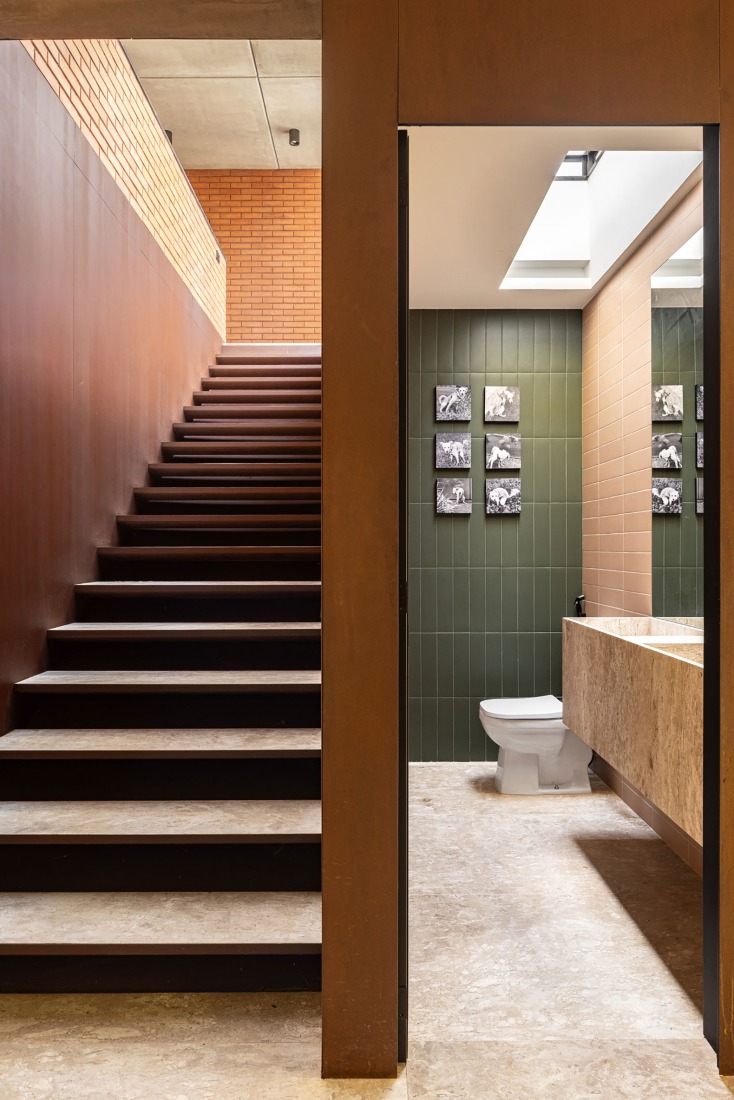 7 Trees House by Hersen Mendes Arquitetura. Photograph by Joana França.