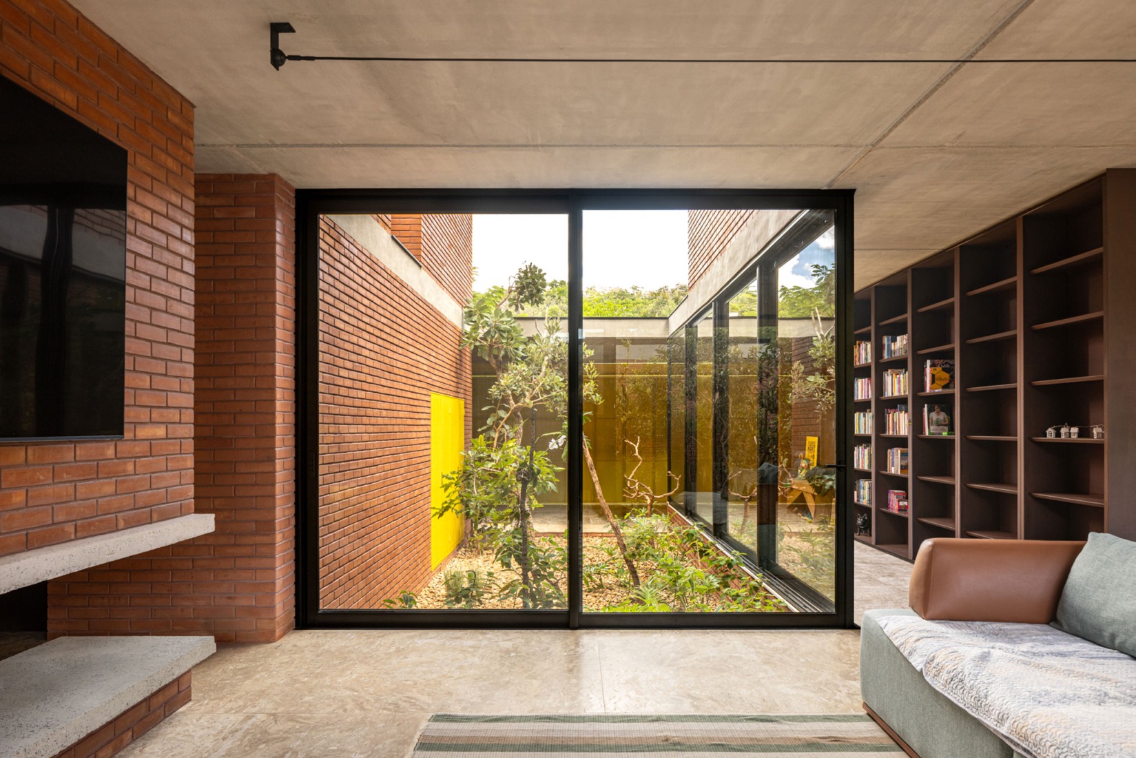 7 Trees House by Hersen Mendes Arquitetura. Photograph by Joana França.