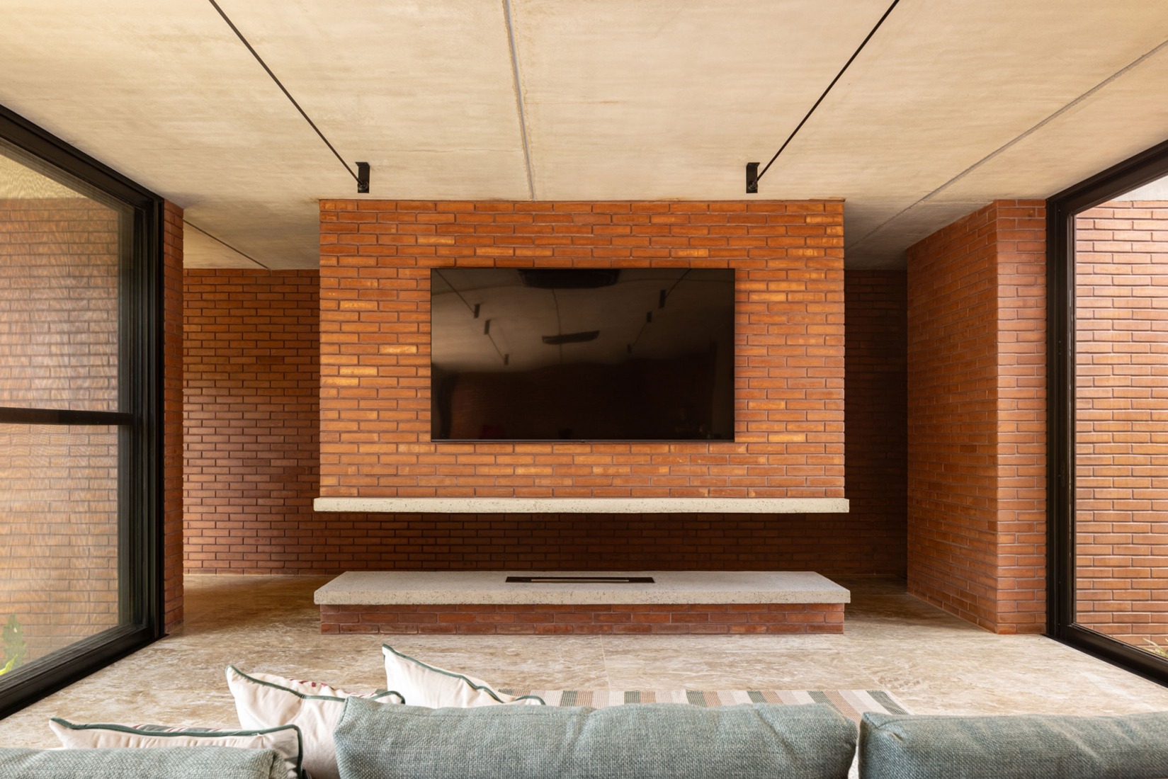 7 Trees House by Hersen Mendes Arquitetura. Photograph by Joana França.