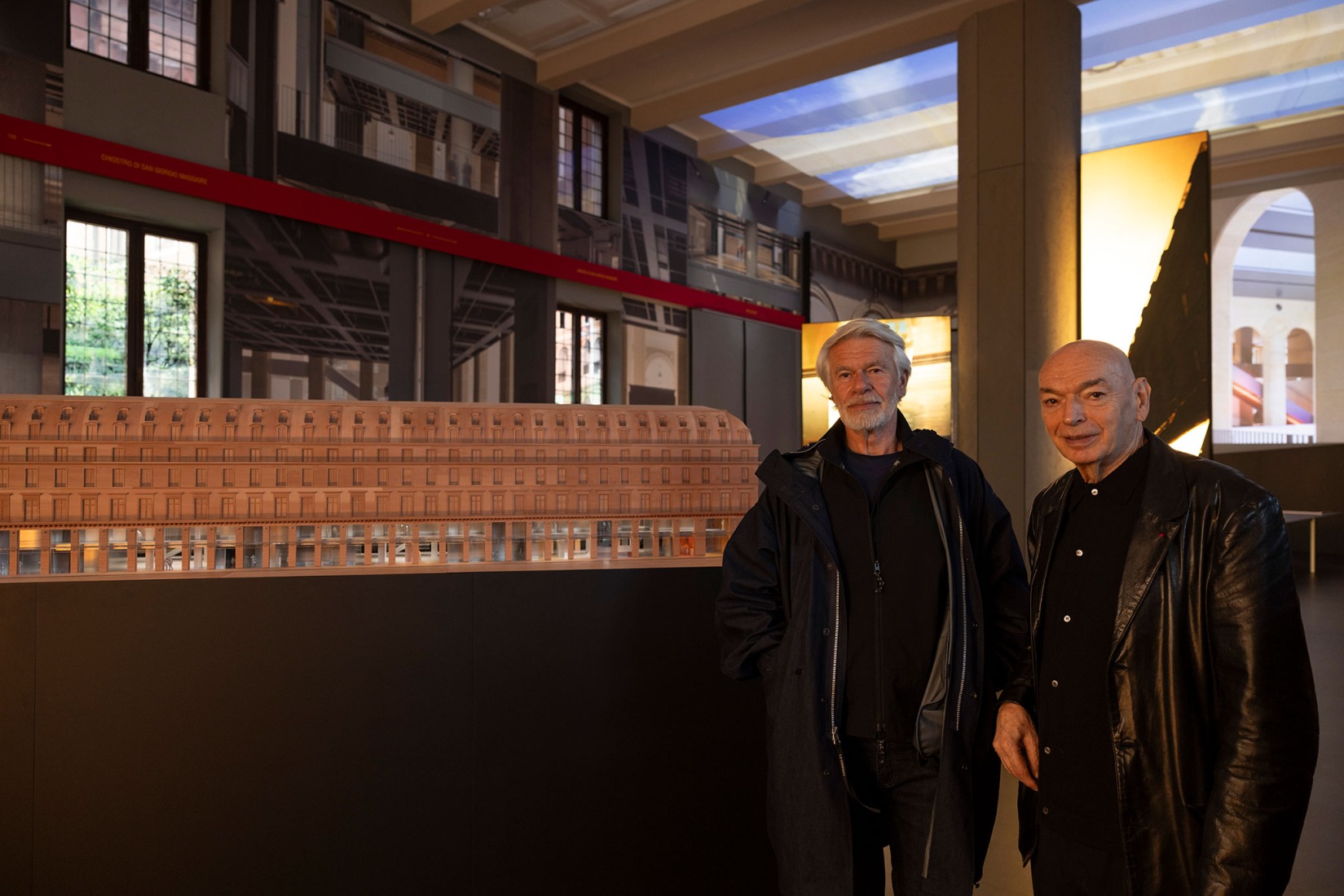 Jean Nouvel y Chris Dercon en The Fondation Cartier Pour L’Art Contemporain por Jean Nouvel. Fotografía por Andrea Rossetti