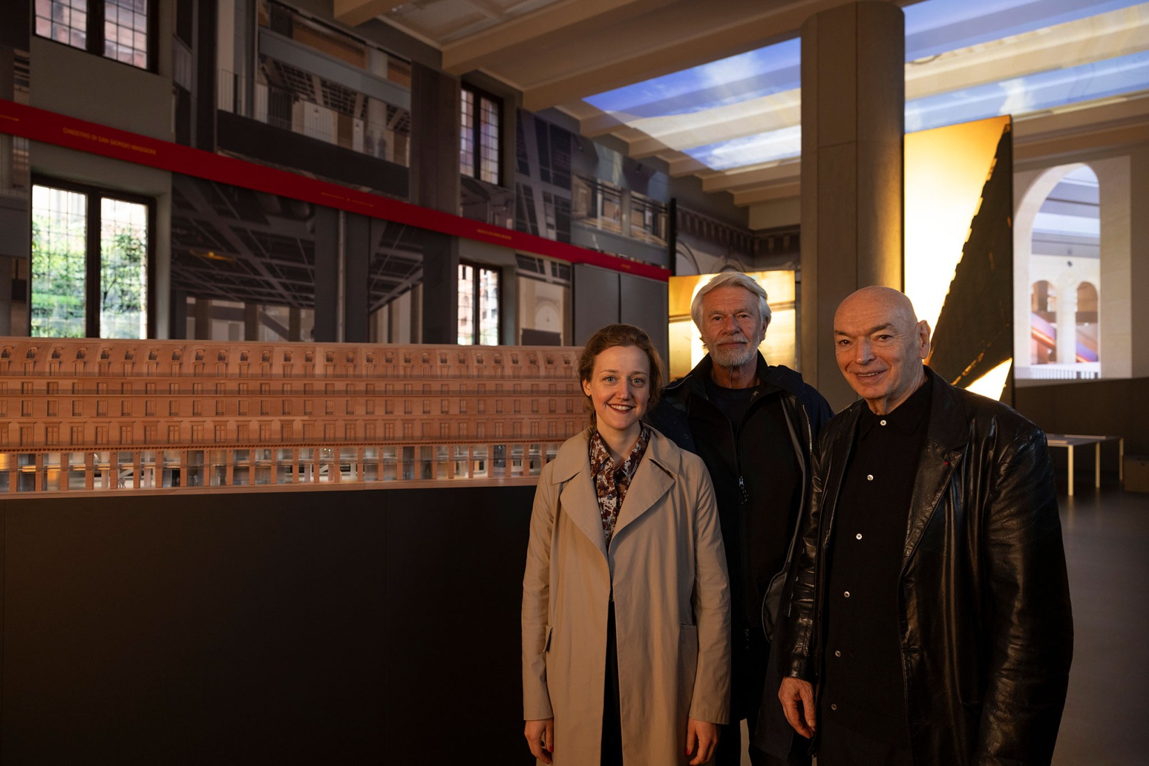 Jean Nouvel, Chris Dercon y Béatrice Grenier en The Fondation Cartier Pour L’Art Contemporain por Jean Nouvel. Fotografía por Andrea Rossetti