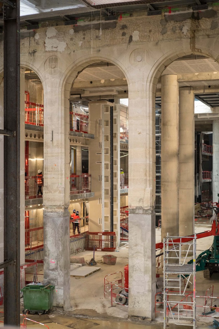 Vista de la obra de los futuros espacios de la Fundación Cartier para el Arte Contemporáneo, Place du Palais-Royal, París. Vista desde la entrada. Marzo de 2023. Fotografía por Martin Argyroglo.