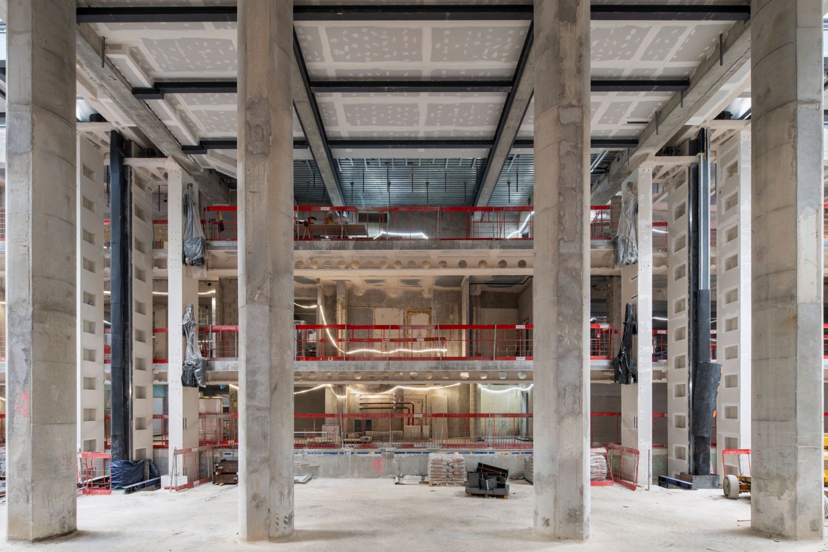 Vista de la obra de los futuros espacios de la Fundación Cartier para el Arte Contemporáneo, Place du Palais-Royal, París. Vista del Andén 2. Junio ​​de 2023. Fotografía por Martin Argyroglo.