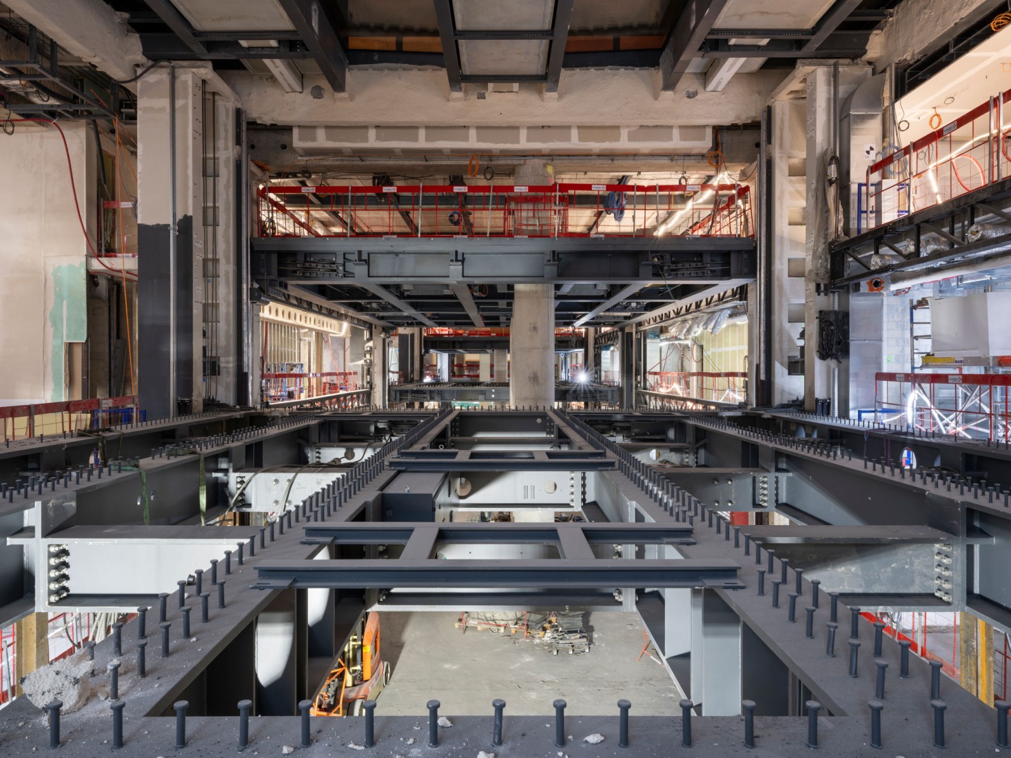 Vista de la obra de los futuros espacios de la Fundación Cartier para el Arte Contemporáneo, Place du Palais-Royal, París. Vista de la profundidad del edificio desde el Andén 4 en construcción. Febrero de 2024. Fotografía por Martin Argyroglo.