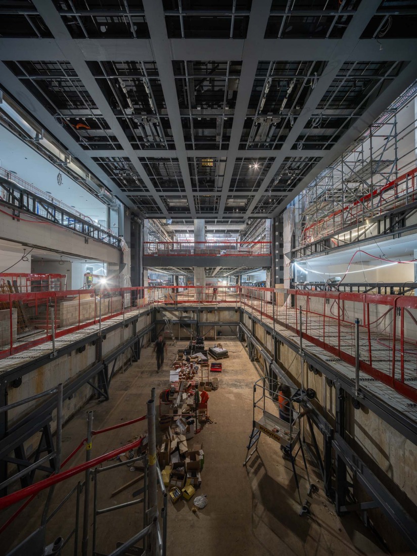 Vista de la obra de los futuros espacios de la Fundación Cartier para el Arte Contemporáneo, Place du Palais-Royal, París. Vista a nivel del suelo. 1 de mayo de 2023. Fotografía por Martin Argyroglo.