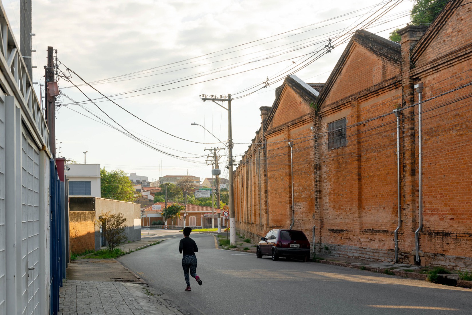 Street view of the Exhibition Building C. Fábrica de Arte Marcos Amaro (FAMA) by KAAN. Photograph by Sebastian van Damme.