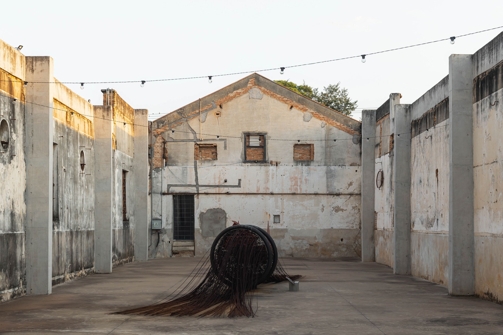 View of the Outdoor Exhibition G, featuring Senzala (2011–2017) by José Resende. Steel, copper and iron, 153.5 × 153.5 × 1106 cm. Fábrica de Arte Marcos Amaro (FAMA) by KAAN. Photograph by Sebastian van Damme.