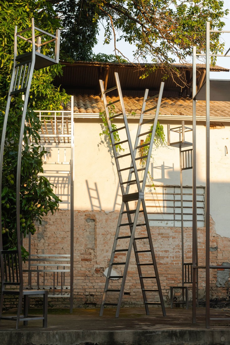 Façade of the Residential Atelier I, featuring O descanso na sala (2011) by José Spaniol. Welded stainless steel, Variable dimensions. Fábrica de Arte Marcos Amaro (FAMA) by KAAN. Photograph by Sebastian van Damme.