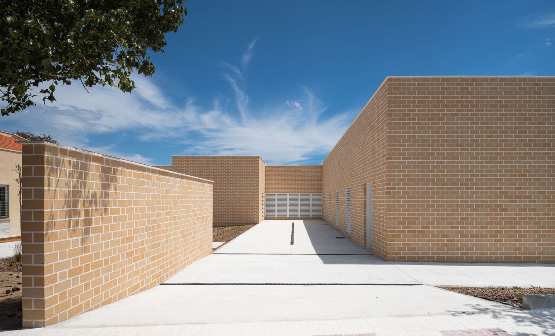 Ampliación del Centro de Salud de La Carihuela por MarinaUno. Fotografía por Fernando Alda.