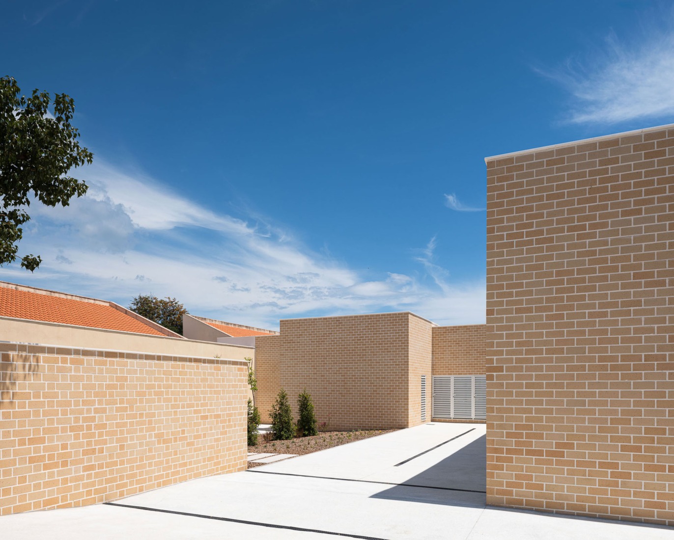 Ampliación del Centro de Salud de La Carihuela por MarinaUno. Fotografía por Fernando Alda.