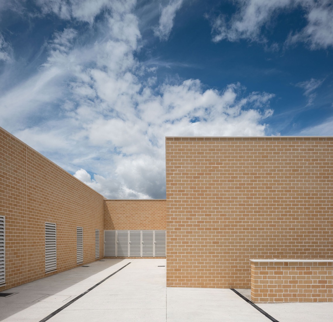 Ampliación del Centro de Salud de La Carihuela por MarinaUno. Fotografía por Fernando Alda.