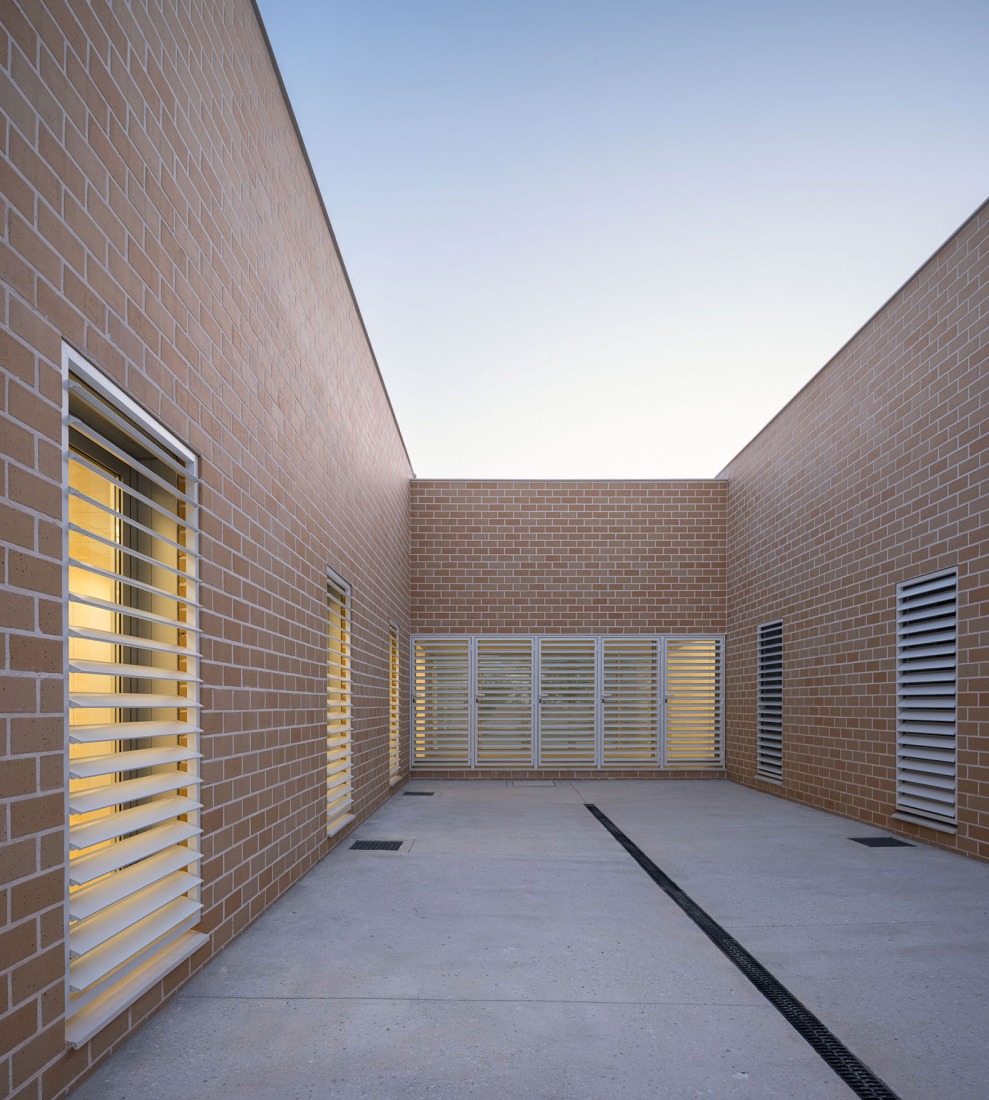 Ampliación del Centro de Salud de La Carihuela por MarinaUno. Fotografía por Fernando Alda.