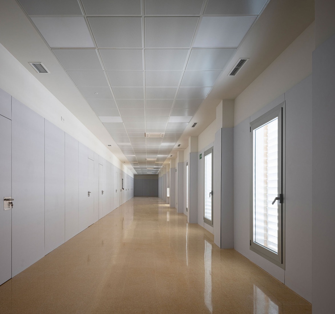 Ampliación del Centro de Salud de La Carihuela por MarinaUno. Fotografía por Fernando Alda.
