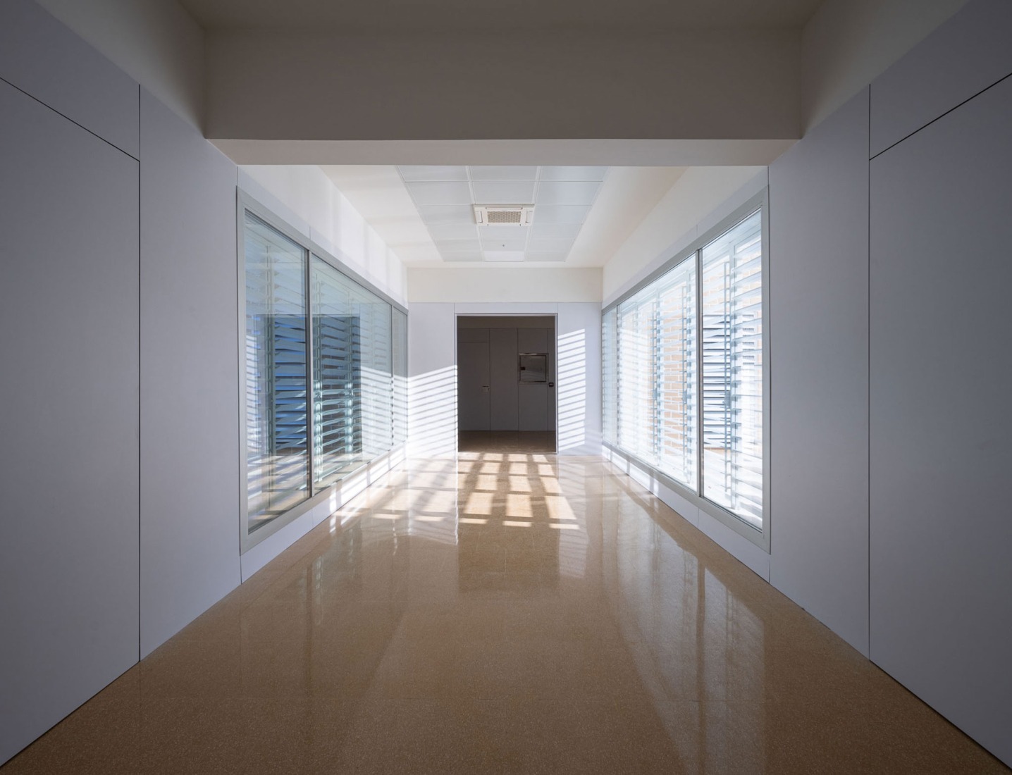 Ampliación del Centro de Salud de La Carihuela por MarinaUno. Fotografía por Fernando Alda.