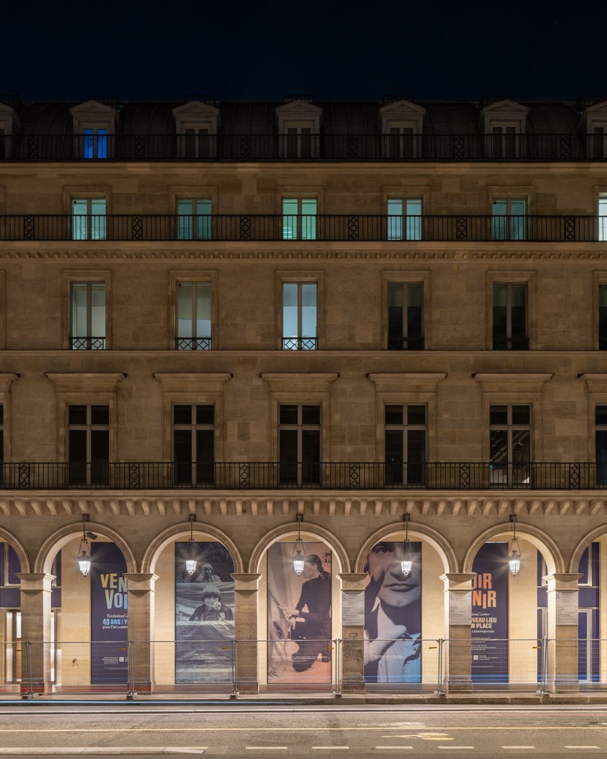 Exposición de la Fundación Cartier en los ventanales de siete metros de altura del edificio haussmaniano, un homenaje a los artistas que han colaborado con la institución a lo largo de su historia. Fotografía de Martin Argyroglo.