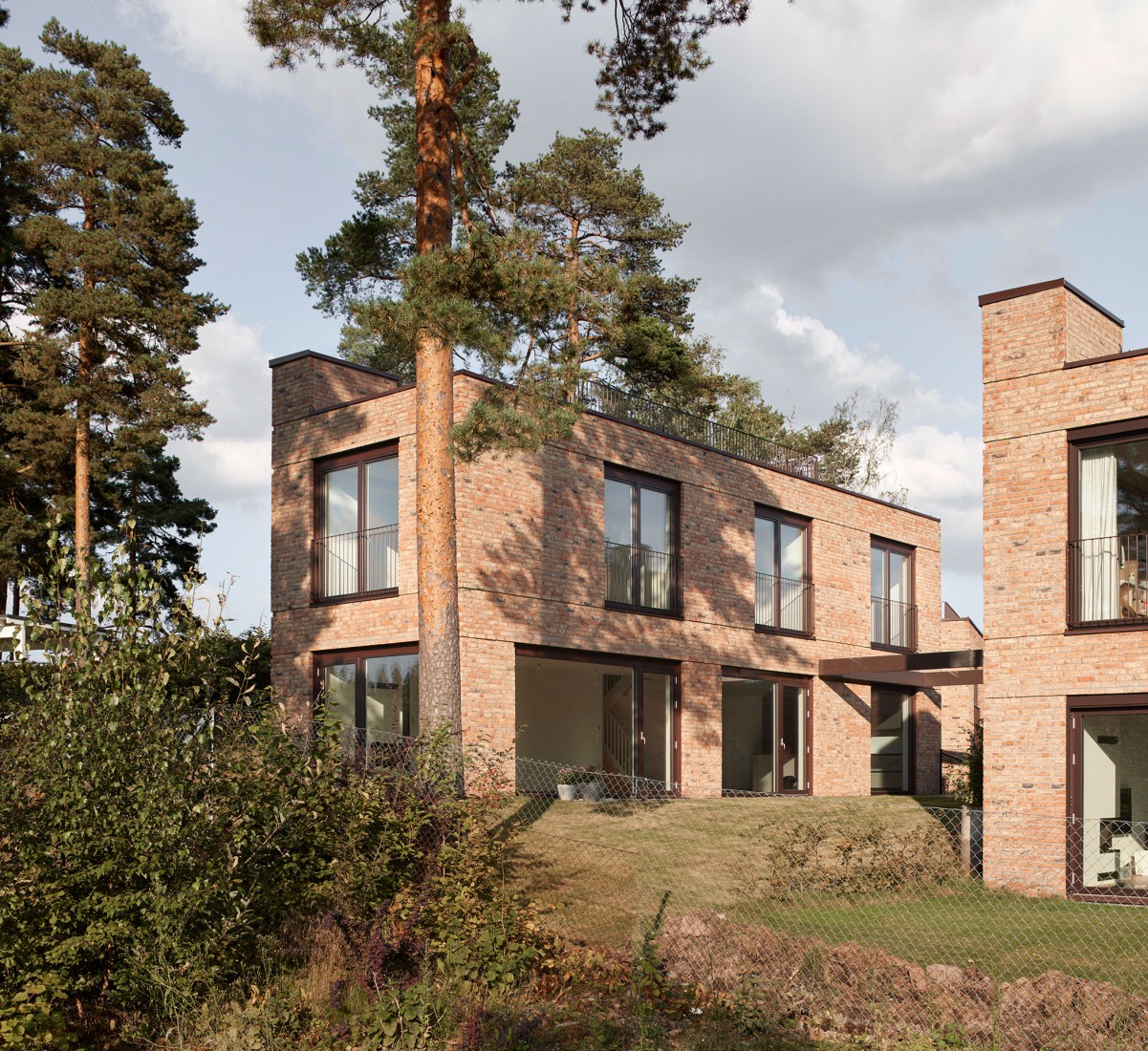 Casas patio en Ullerntoppen, fase 2 por R21 Arkitekter. Fotografía por Mariela Apollonio.