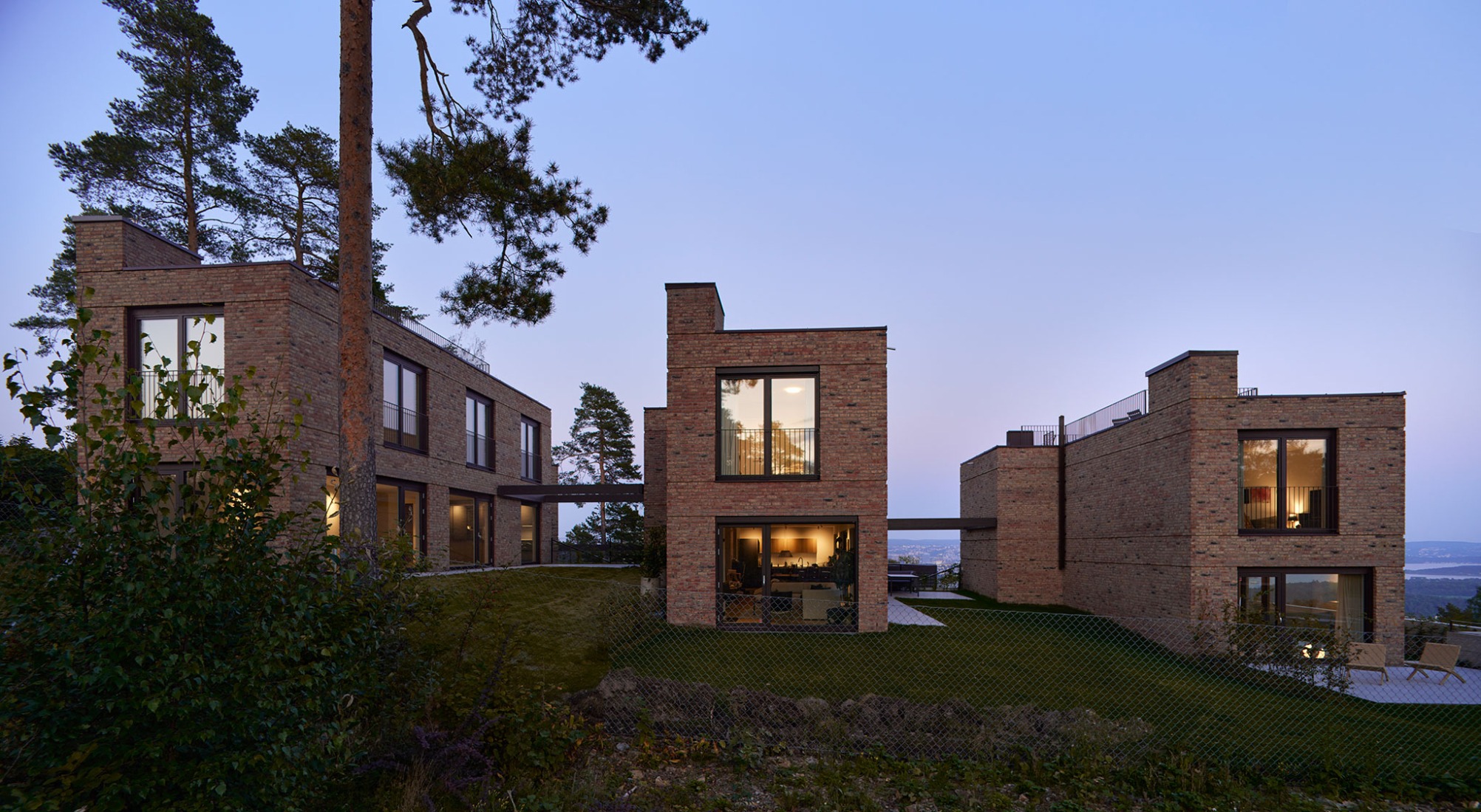 Casas patio en Ullerntoppen, fase 2 por R21 Arkitekter. Fotografía por Mariela Apollonio.