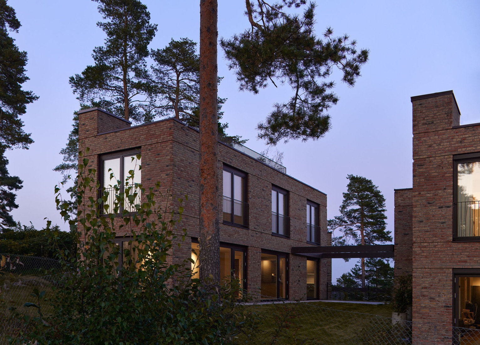 Casas patio en Ullerntoppen, fase 2 por R21 Arkitekter. Fotografía por Mariela Apollonio.