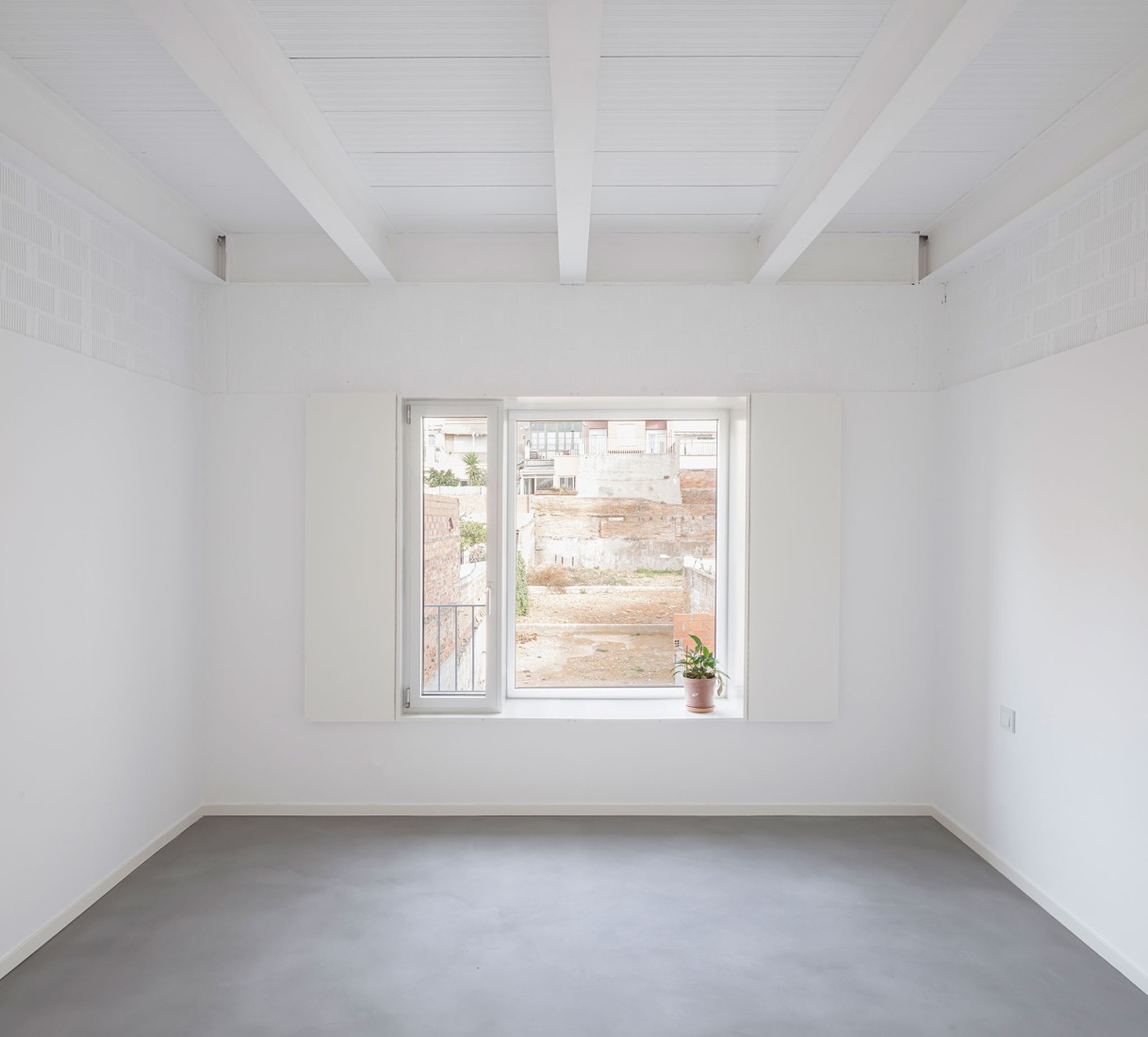 Casa Mireia y Toni (y Joan y Laia) por vora + Toni Riba. Fotografía por Adrià Goula.