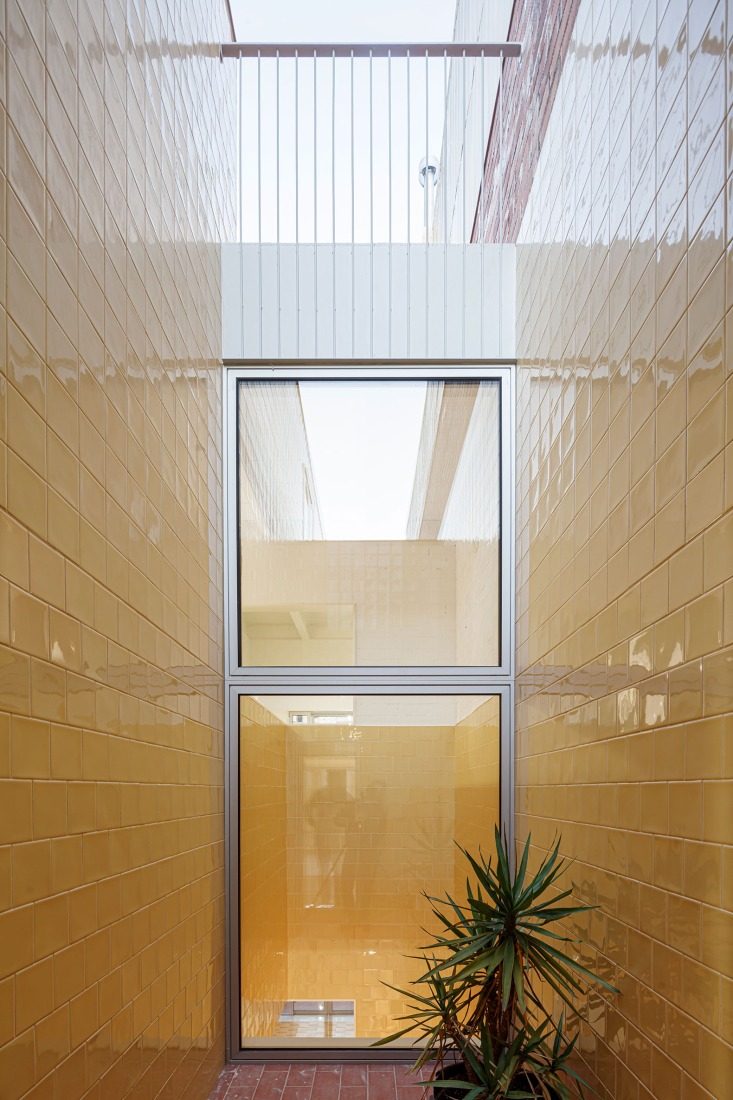 Casa Mireia y Toni (y Joan y Laia) por vora + Toni Riba. Fotografía por Adrià Goula.