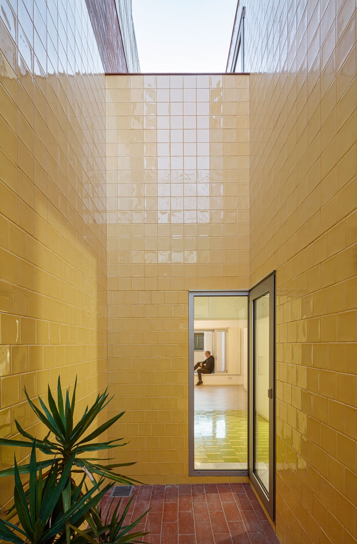 Casa Mireia y Toni (y Joan y Laia) por vora + Toni Riba. Fotografía por Adrià Goula.