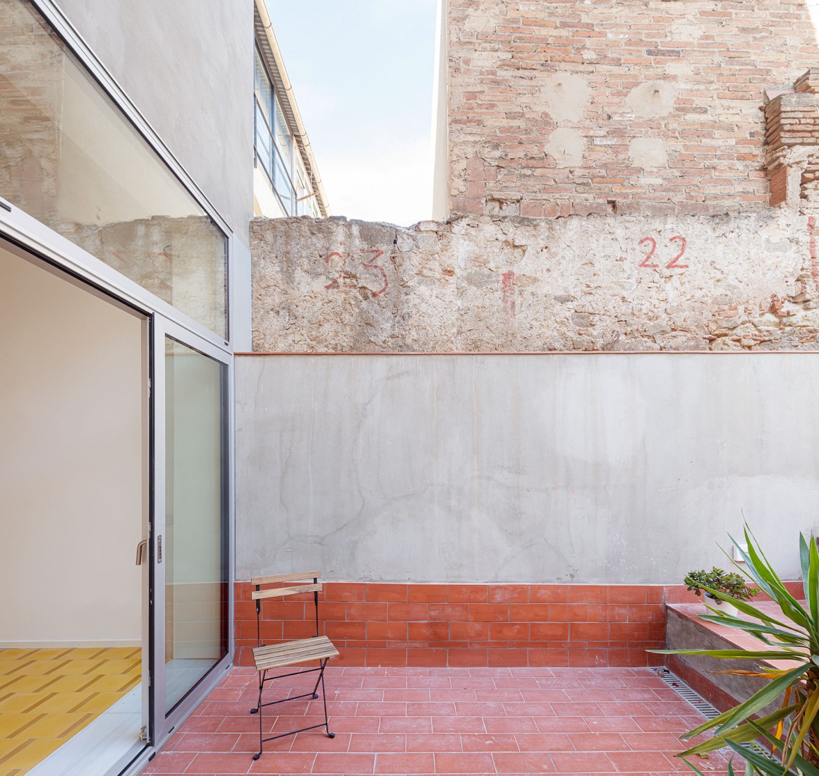 Casa Mireia y Toni (y Joan y Laia) por vora + Toni Riba. Fotografía por Adrià Goula.